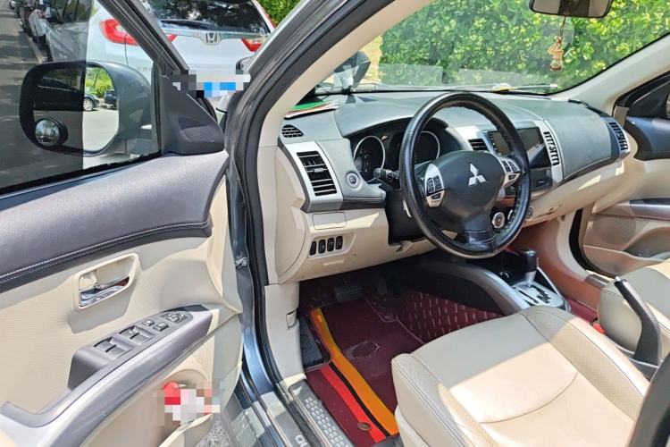 Used Mitsubishi Outlander 2011 Kicks 2.4 Fashion Edition Driver Seat