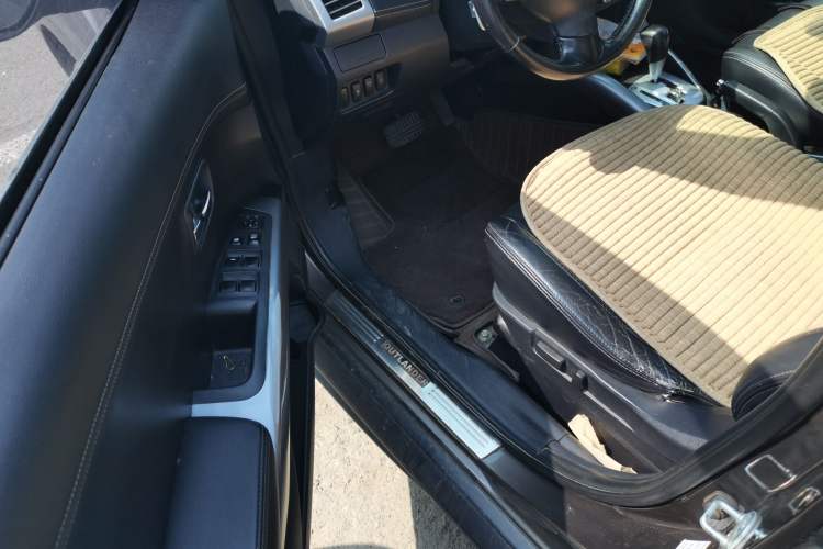 Used Mitsubishi Outlander 2011 Kicks 2.4 Fashion Edition Driver Seat