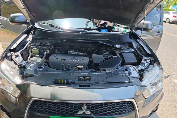 Used Mitsubishi Outlander 2011 Kicks 2.4 Fashion Edition Engine Bay
