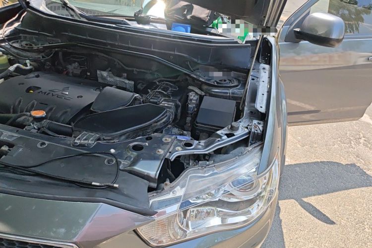 Used Mitsubishi Outlander 2011 Kicks 2.4 Fashion Edition Engine Bay Left