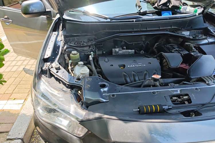 Used Mitsubishi Outlander 2011 Kicks 2.4 Fashion Edition Engine Bay Right