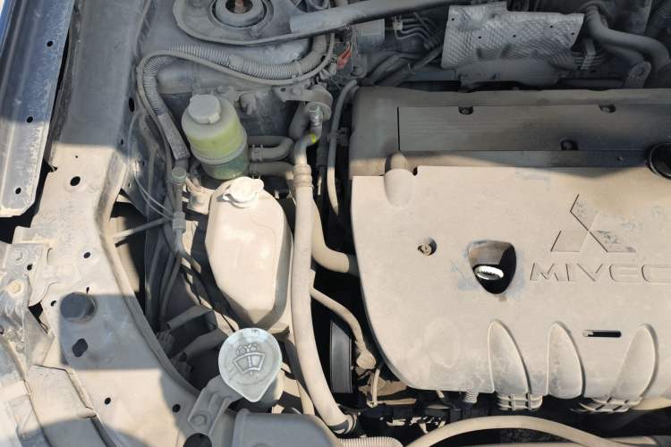 Used Mitsubishi Outlander 2011 Kicks 2.4 Fashion Edition Engine Bay Right