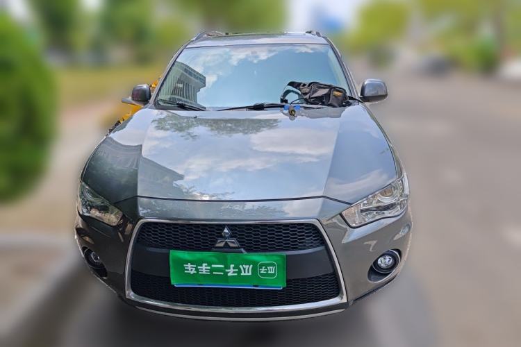 Used Mitsubishi Outlander 2011 Kicks 2.4 Fashion Edition Front