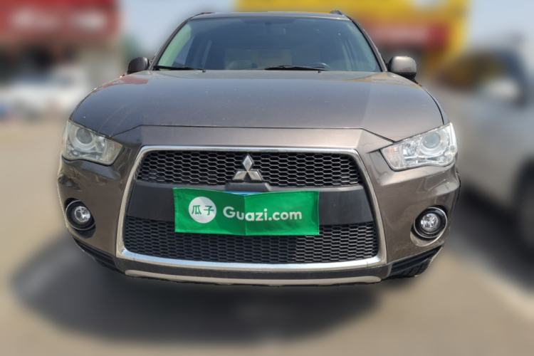 Used Mitsubishi Outlander 2011 Kicks 2.4 Fashion Edition Front