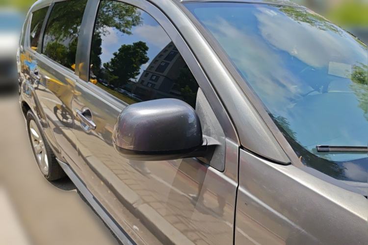 Used Mitsubishi Outlander 2011 Kicks 2.4 Fashion Edition Front Right 45 Deg