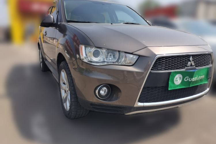 Used Mitsubishi Outlander 2011 Kicks 2.4 Fashion Edition Front Right 45 Deg