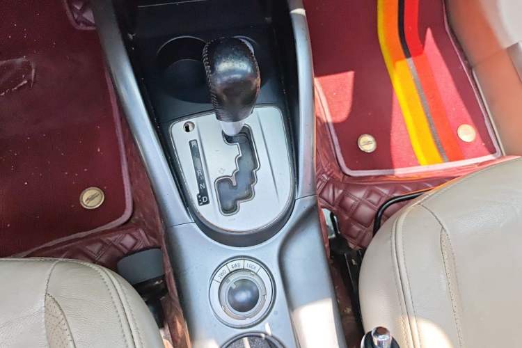 Used Mitsubishi Outlander 2011 Kicks 2.4 Fashion Edition Gear Lever