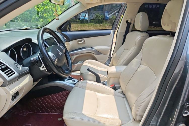Used Mitsubishi Outlander 2011 Kicks 2.4 Fashion Edition Left Front Seat