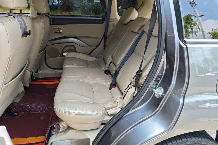 Used Mitsubishi Outlander 2011 Kicks 2.4 Fashion Edition Left Rear Seat