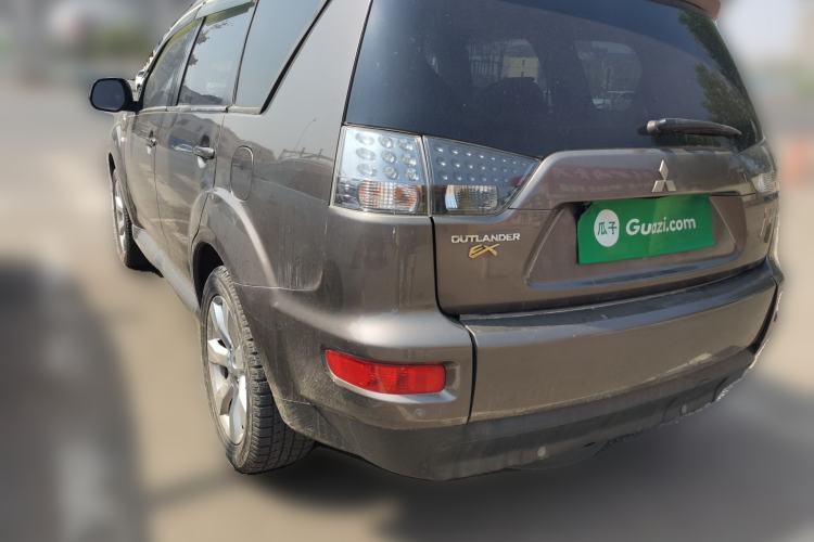 Used Mitsubishi Outlander 2011 Kicks 2.4 Fashion Edition Rear Left 45 Deg