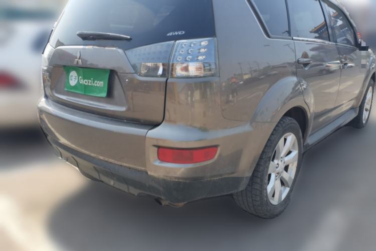 Used Mitsubishi Outlander 2011 Kicks 2.4 Fashion Edition Rear Right 45 Deg