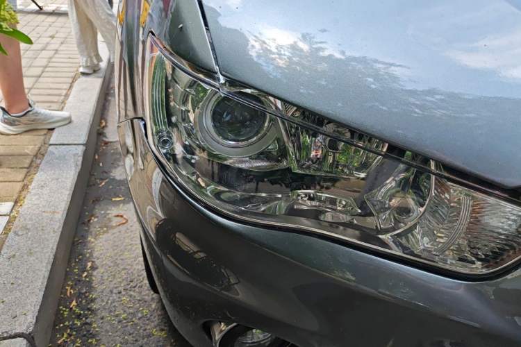 Used Mitsubishi Outlander 2011 Kicks 2.4 Fashion Edition Right Front Headlight
