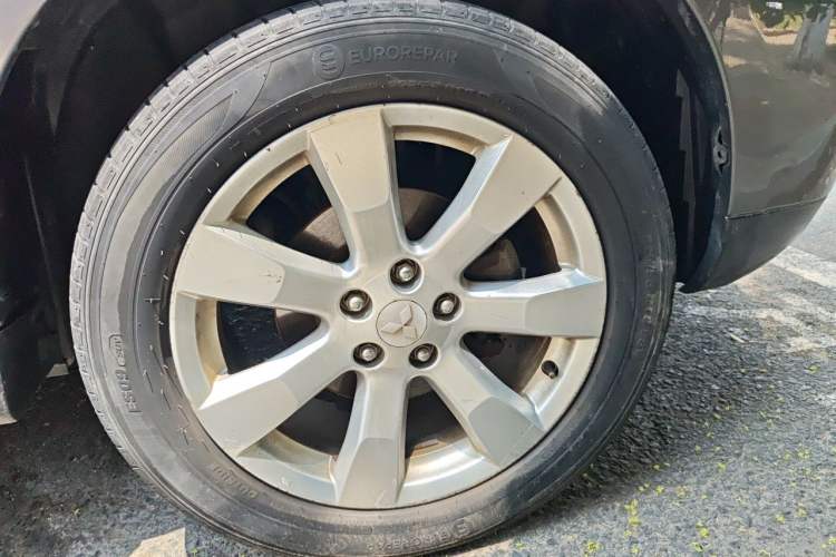 Used Mitsubishi Outlander 2011 Kicks 2.4 Fashion Edition Right Front Wheel Hub
