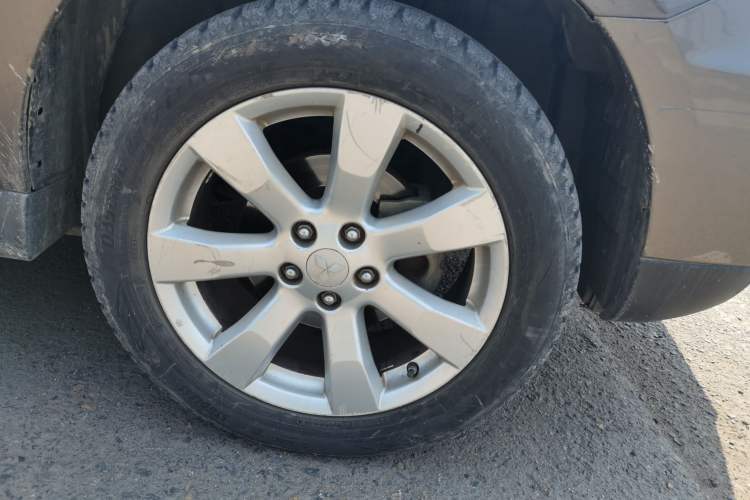 Used Mitsubishi Outlander 2011 Kicks 2.4 Fashion Edition Right Front Wheel Hub