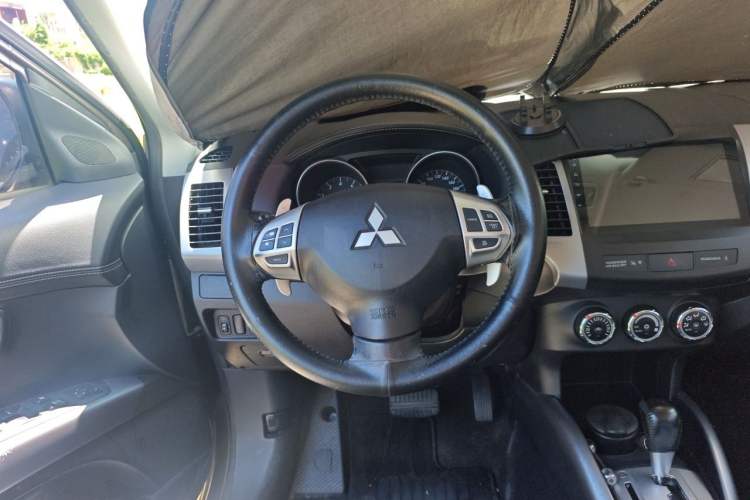 Used Mitsubishi Outlander 2011 Kijang 2.0 Sport Edition Steering Wheel