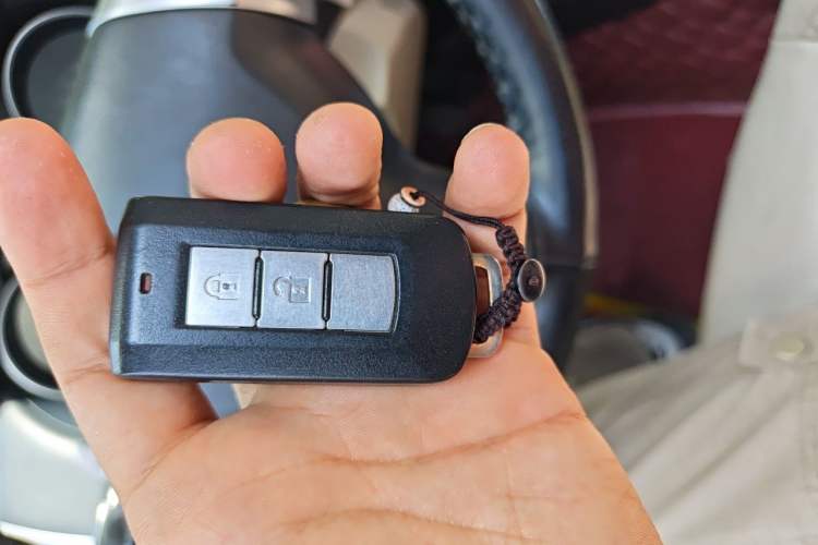 Used Mitsubishi Outlander 2011 Kicks 2.4 Fashion Edition Vehicle Key