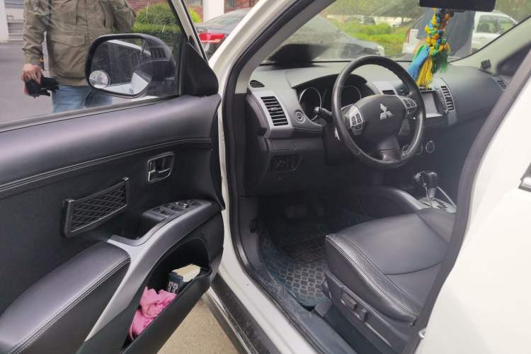 Used Mitsubishi Outlander 2011 Kijang 3.0 Luxury Edition Driver Seat