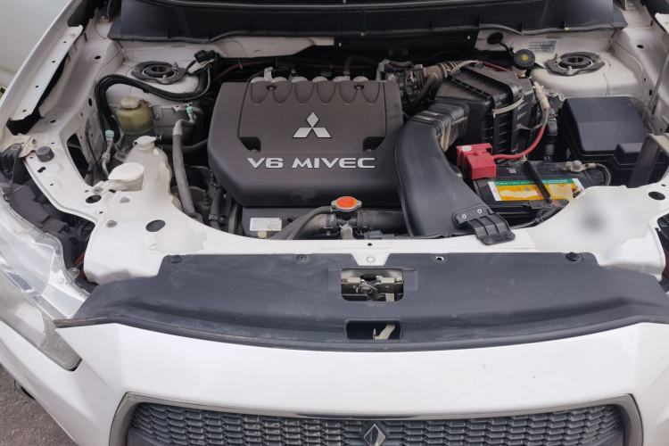 Used Mitsubishi Outlander 2011 Kijang 3.0 Luxury Edition Engine Bay