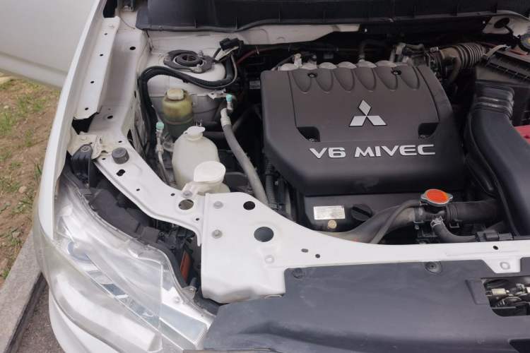 Used Mitsubishi Outlander 2011 Kijang 3.0 Luxury Edition Engine Bay Right