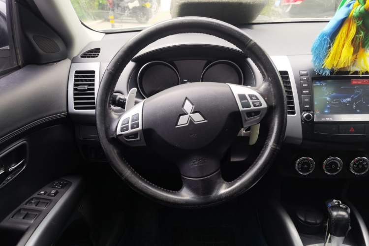 Used Mitsubishi Outlander 2011 Kijang 3.0 Luxury Edition Steering Wheel