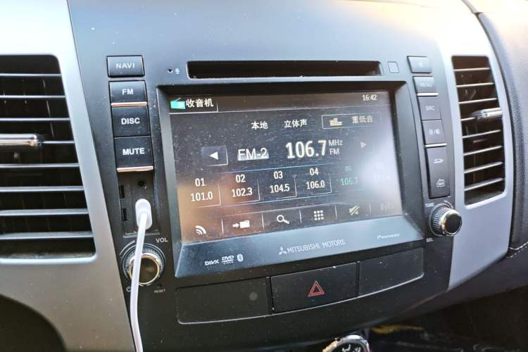 Used Mitsubishi Outlander 2012 Kicks 2.4 Fashion Navigation Edition Audio And AC Panel