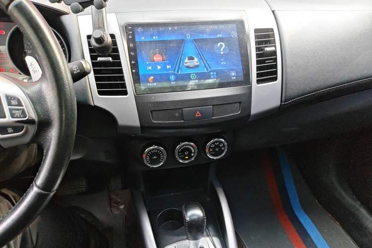Used Mitsubishi Outlander 2012 Kicks 2.4 Fashion Navigation Edition Audio And AC Panel