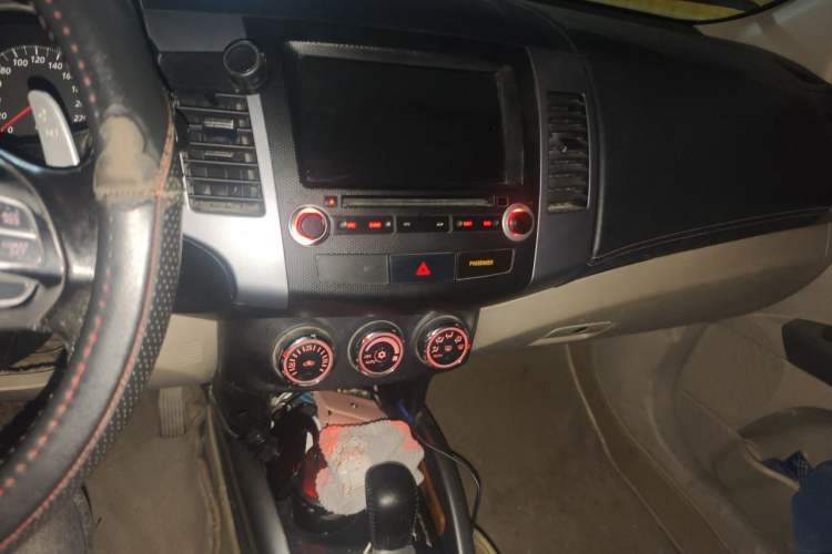 Used Mitsubishi Outlander 2012 Kicks 2.0 Sport Navigation Edition Audio And AC Panel
