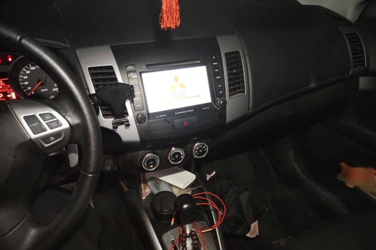 Used Mitsubishi Outlander 2012 Kicks 2.4 Fashion Navigation Edition Audio And AC Panel