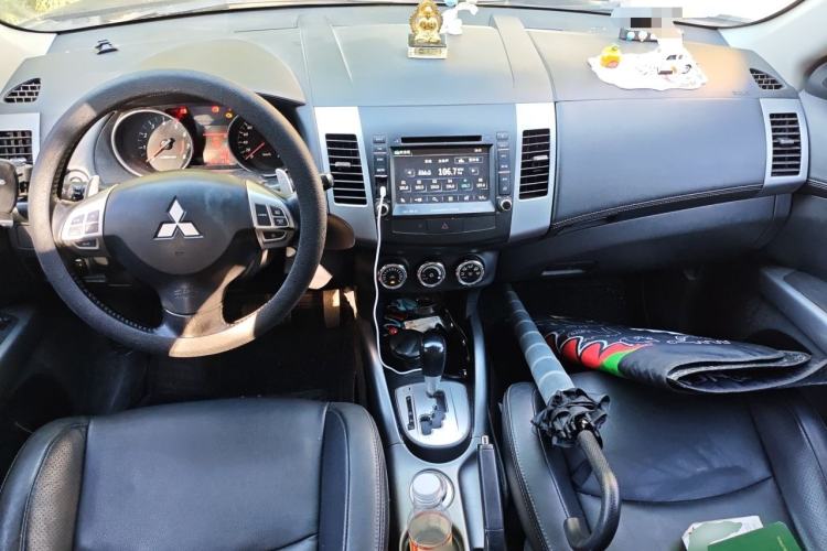 Used Mitsubishi Outlander 2012 Kicks 2.4 Fashion Navigation Edition Center Console