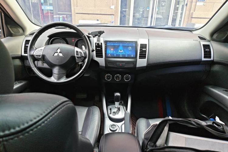 Used Mitsubishi Outlander 2012 Kicks 2.4 Fashion Navigation Edition Center Console