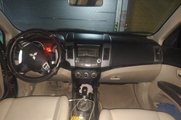 Used Mitsubishi Outlander 2012 Kicks 2.0 Sport Navigation Edition Center Console