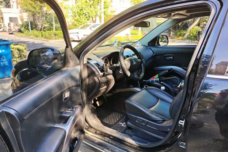 Used Mitsubishi Outlander 2012 Kicks 2.4 Fashion Navigation Edition Driver Seat