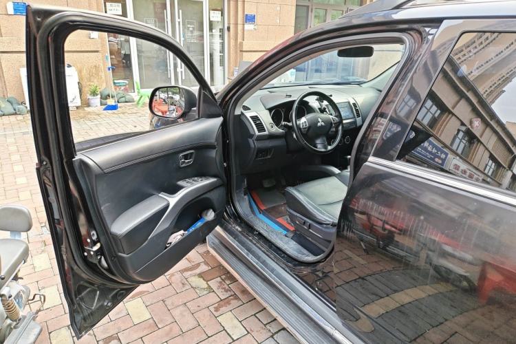 Used Mitsubishi Outlander 2012 Kicks 2.4 Fashion Navigation Edition Driver Seat