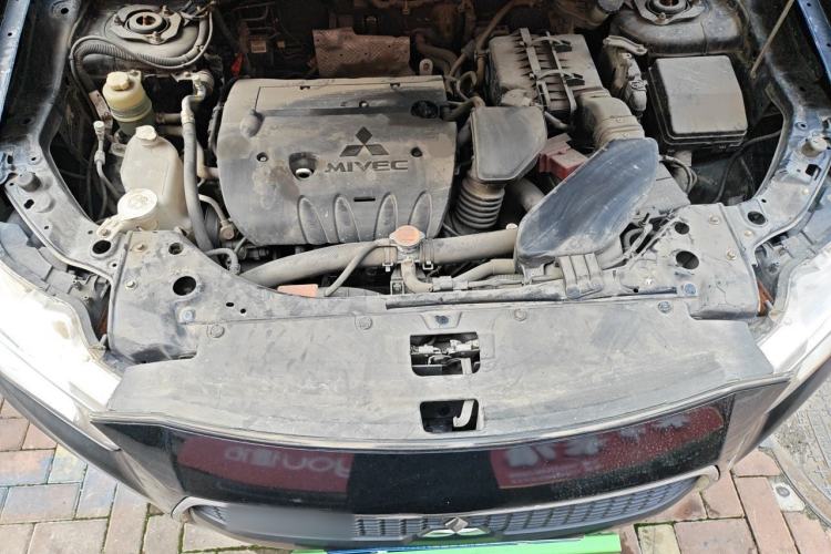 Used Mitsubishi Outlander 2012 Kicks 2.4 Fashion Navigation Edition Engine Bay