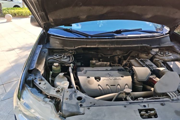 Used Mitsubishi Outlander 2012 Kicks 2.4 Fashion Navigation Edition Engine Bay Right