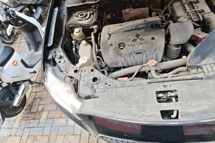 Used Mitsubishi Outlander 2012 Kicks 2.4 Fashion Navigation Edition Engine Bay Right