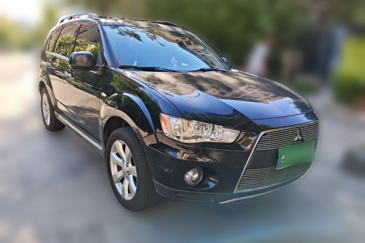 Used Mitsubishi Outlander 2012 Kicks 2.4 Fashion Navigation Edition Front Right 45 Deg