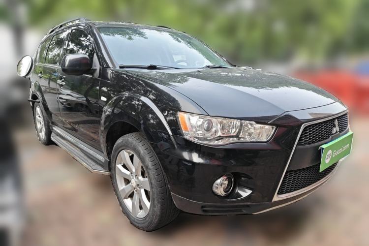 Used Mitsubishi Outlander 2012 Kicks 2.4 Fashion Navigation Edition Front Right 45 Deg