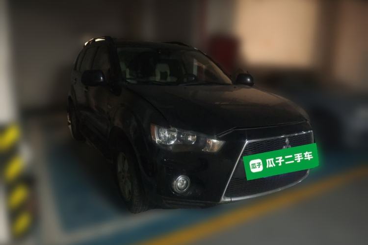 Used Mitsubishi Outlander 2012 Kicks 2.0 Sport Navigation Edition Front Right 45 Deg