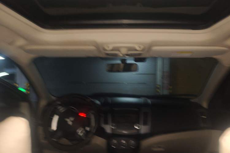 Used Mitsubishi Outlander 2012 Kicks 2.0 Sport Navigation Edition Headliner