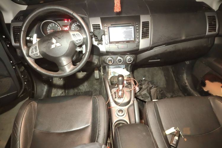 Used Mitsubishi Outlander 2012 Kicks 2.4 Fashion Navigation Edition Interior 2