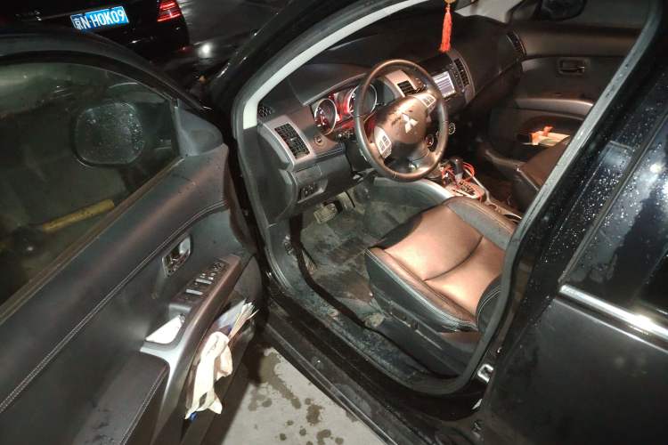 Used Mitsubishi Outlander 2012 Kicks 2.4 Fashion Navigation Edition Interior 3