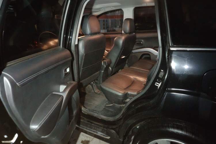 Used Mitsubishi Outlander 2012 Kicks 2.4 Fashion Navigation Edition Interior 4