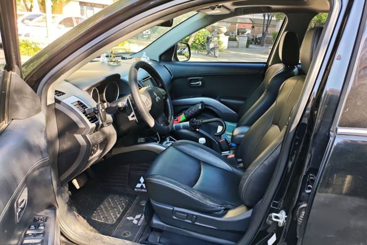 Used Mitsubishi Outlander 2012 Kicks 2.4 Fashion Navigation Edition Left Front Seat