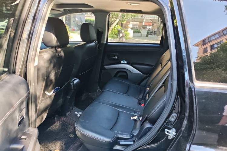 Used Mitsubishi Outlander 2012 Kicks 2.4 Fashion Navigation Edition Left Rear Seat