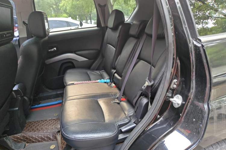 Used Mitsubishi Outlander 2012 Kicks 2.4 Fashion Navigation Edition Left Rear Seat