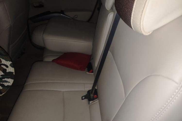 Used Mitsubishi Outlander 2012 Kicks 2.0 Sport Navigation Edition Left Rear Seat