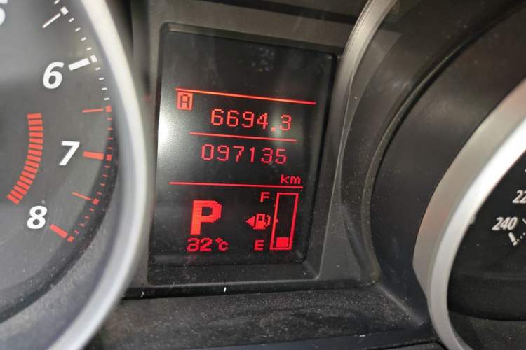 Used Mitsubishi Outlander 2012 Kicks 2.4 Fashion Navigation Edition Odometer Close Up