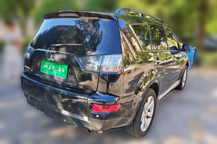 Used Mitsubishi Outlander 2012 Kicks 2.4 Fashion Navigation Edition Rear Right 45 Deg