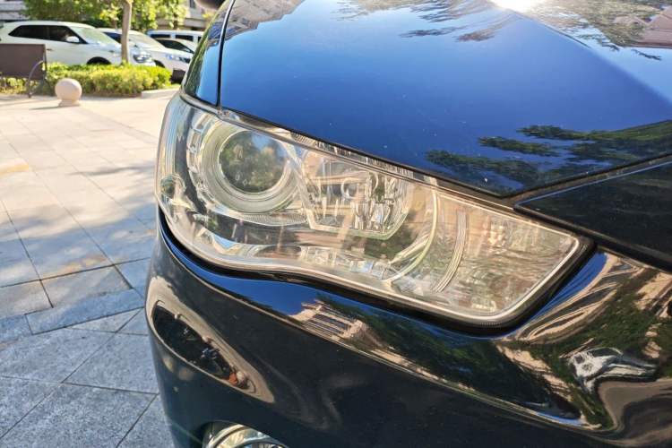 Used Mitsubishi Outlander 2012 Kicks 2.4 Fashion Navigation Edition Right Front Headlight